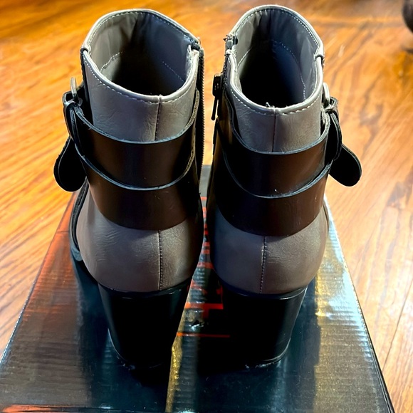 Rampage Ankle Booties
Grey & Brown Booties Multi
Size 9.5 - Picture 3 of 3